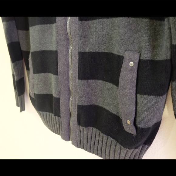 SOLD🚫 Forever 21 Men Zip Up Sweater - Picture 8 of 8